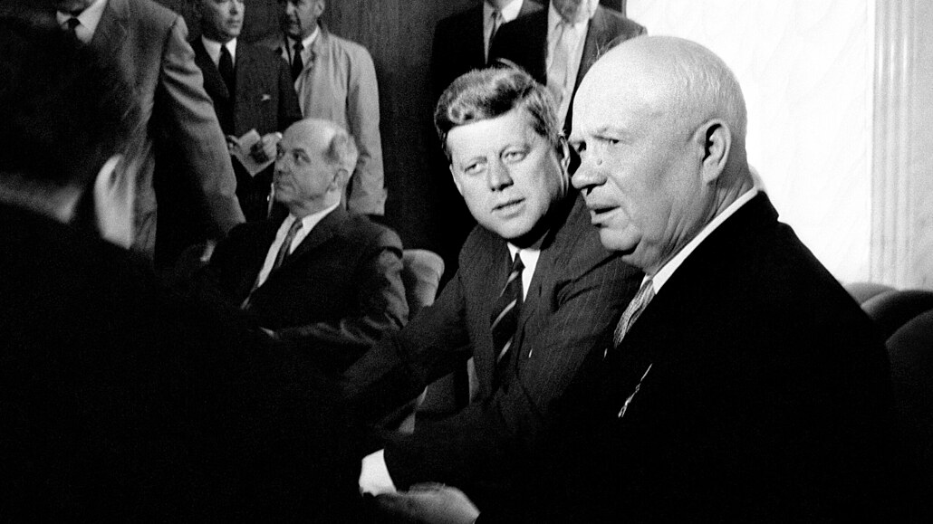 John F. Kennedy s Nikitou Chruovem na jednání ve Vídní v roce 1961.