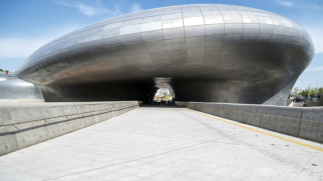 Dominanta Soulu. Futuristická oblá stavba od architektky Zahy Hadid.