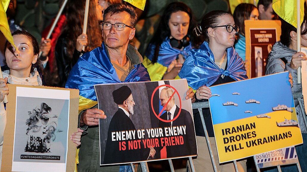 Protest. Ukrajinci a Íránci protestují spolen ped íránskou ambasádou v...