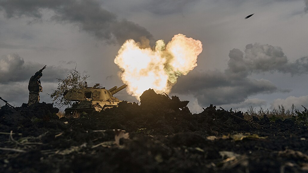 Ukrajinský voják reagující na výstel tanku. (22. íjna 2022)