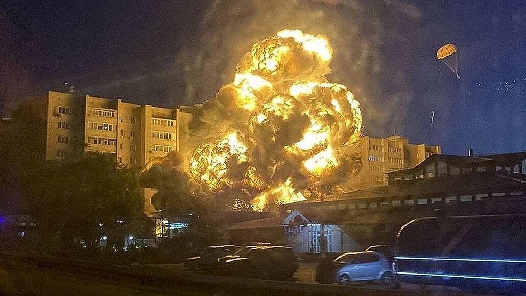 Výbuch po nárazu ruského bombardéru v Jejsku. (17. íjna 2022
