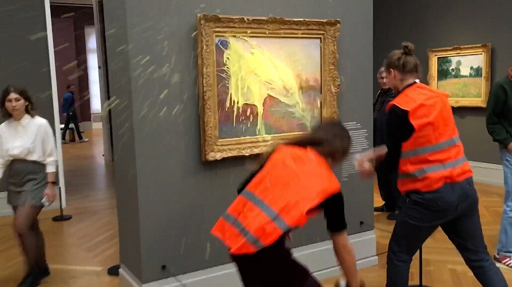 Aktivisté polili Monet�v obraz bramborovou ka�í, pak se p�ilepili ke zdi