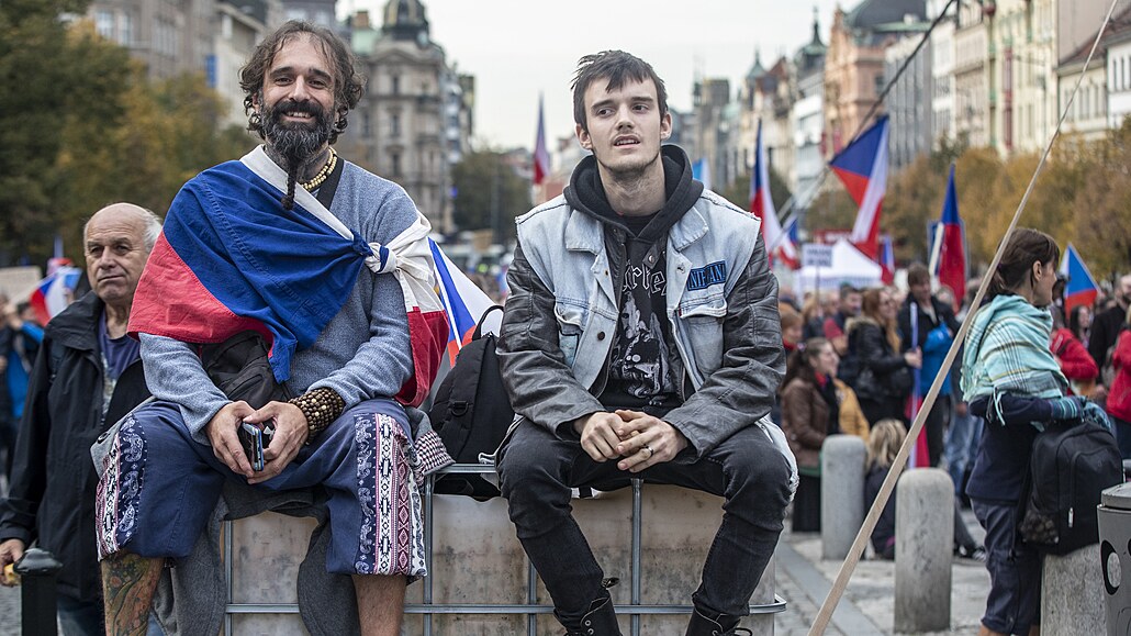 Lidé na Václavském nám�stí demonstrovali za odvolání vlády premiéra Petra...