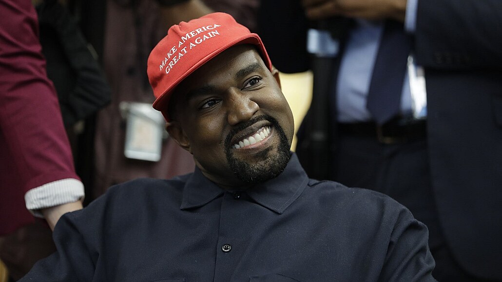 Kanye West na setkání s Donaldem Trumpem v Oválné pracovn� Bílého domu...