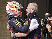Max Verstappen se objímá s konzultantem Red Bullu  Helmutem Markem.