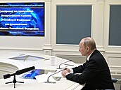 Ruský prezident Vladimir Putin v Moskv sleduje cviení ruských strategických...