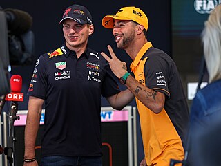 KAMARÁDI. Max Verstappen válí za Red Bull, Daniel Ricciardo sedá do kokpitu...