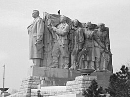 Stalin�v pomník na pra�ské Letné p�ed slavnostním odhalením