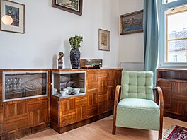 V dom se objevuje napíklad nábytek od Jindicha Halabaly.