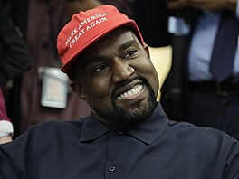 Kanye West na setkání s Donaldem Trumpem v Oválné pracovn� Bílého domu...