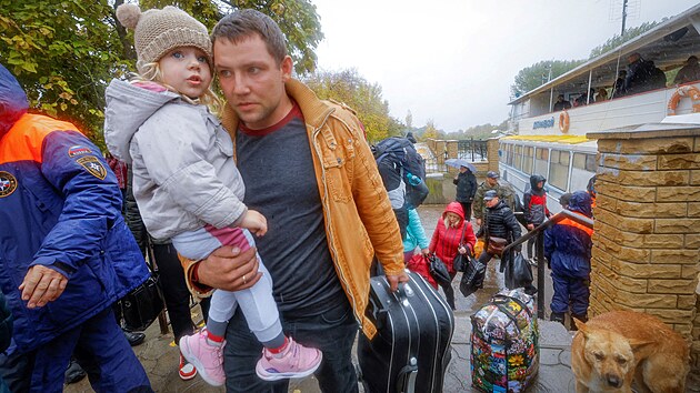 Evakuace civilist z Chersonu do msta Oleky na lev stran Dnpru (22. jna 2022)