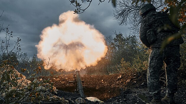 Doncká oblast. Ukrajintí vojáci pálí z minometu na ruské pozice u Bachmutu....