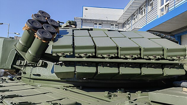 Detail reaktivnho pance na vi tanku T-72 M1 Tomᚓ a odpalova kouovch grant