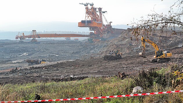Se sesuvem piblin 15 tisc kubk zeminy se potkaj v lomu Ji Sokolovsk uheln na okraji obce Lomnice. Pohled od lomu.