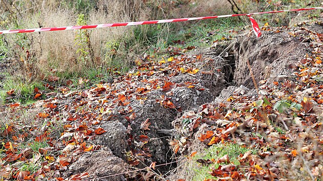 Se sesuvem piblin 15 tisc kubk zeminy se potkaj v lomu Ji Sokolovsk uheln na okraji obce Lomnice. V zemi na hranici lomu jsou patrn vrazn praskliny.