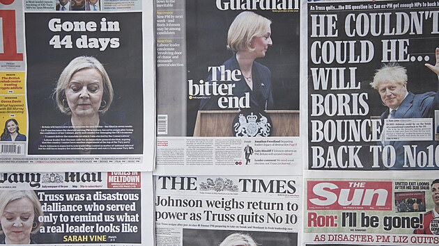 Tituln strany britskch novin informuj o konci premirky Liz Trussov. (21. jna 2022)