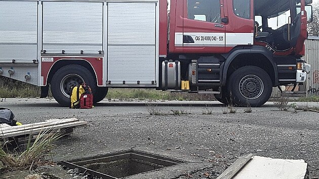 Chlapec v Dolnm Sukolomu spadl do jmky pln studen vody, pomohli mu kamardi a hasii. (27. jna 2022)
