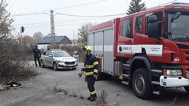 Chlapec v Dolnm Sukolomu spadl do jmky pln studen vody, pomohli mu kamardi a hasii. (27. jna 2022)