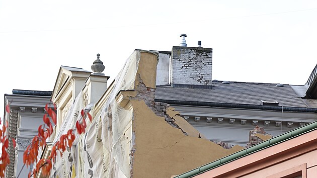 V Příbrami se zbortila opravovaná střecha neobydleného domu, jeden dělník je těžce zraněn. (29. října 2022)