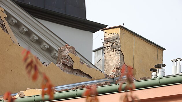 V Příbrami se zbortila opravovaná střecha neobydleného domu, jeden dělník je těžce zraněn. (29. října 2022)
