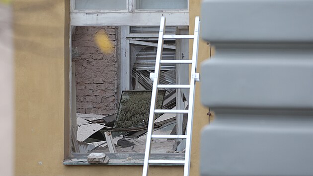 V Příbrami spadla opravovaná střecha bytového domu, zranil se jeden muž. (29. října 2022)