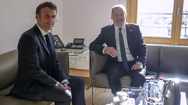 Bilaterln schzka francouzskho prezidenta Emmanuela Macrona (vlevo) a nmeckho kancle Olafa Scholze bhem jednn evropskch ldr v Bruselu. (20. jna 2022)