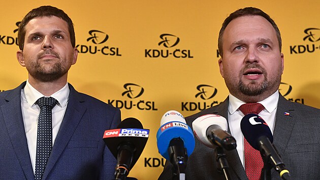 Petr Hladk, kandidt KDU-SL na ministra ivotnho prosted (vlevo) a f strany Marian Jureka. (20. jna 2022)