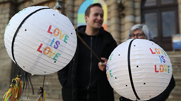 Pochod LGBT komunity Prahou na protest proti vrad dvou mu v Bratislav (21. jna 2022)