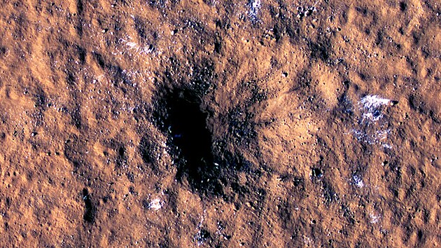 Kráter, který odhalily pístroje NASA na planet Mars. (27. íjna 2022)