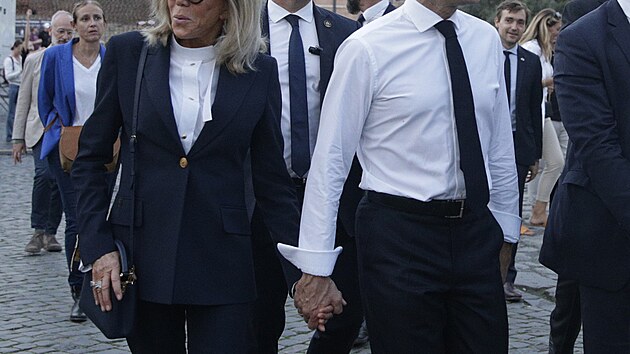 Francouzsk prezidentem Emmanuel Macron a jeho manelka Brigitte Macronov na nvtv ma. (24. jna 2022)