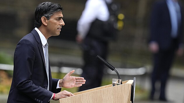 Nový britský premiér Rishi Sunak při projevu v Downing Street (25. října 2022)