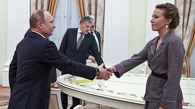 Rusk prezident Vladimir Putin a Yenija Sobakov bhem setkn v Kremlu. (19. bezna 2018)