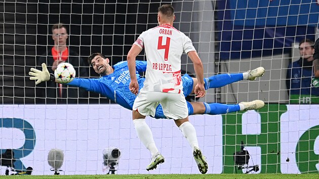 Brank�� Thibaut Curtois z Realu Madrid chyt� m�� v z�pase proti Lipsku.