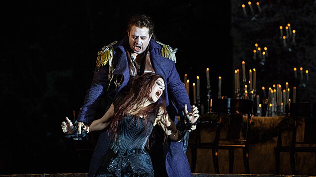 Matthew Polenzani jako Giasone a Sondra Radvanovsky jako Medea v inscenaci stejnojmenn opery od Luigiho Cherubiniho v newyorsk Metropolitn opee