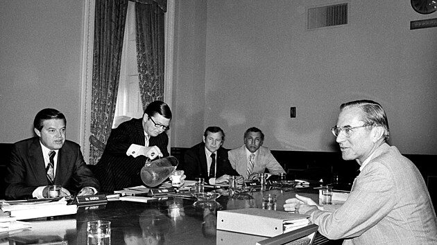 ��f CIA William Colby byl urputn�m sen�torsk�m z�jmem zasko�en�. Sen�to�i byli zase vyd�eni t�m, co od n�j sly�eli.
