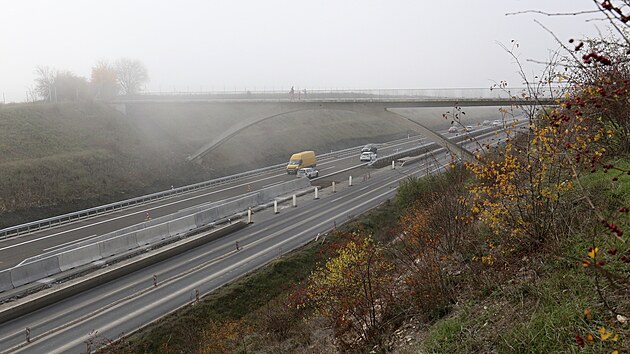 idii mohou projdt pes nov postaven lev jzdn ps dlnice D7 vedouc kolem Loun ve smru na Prahu.