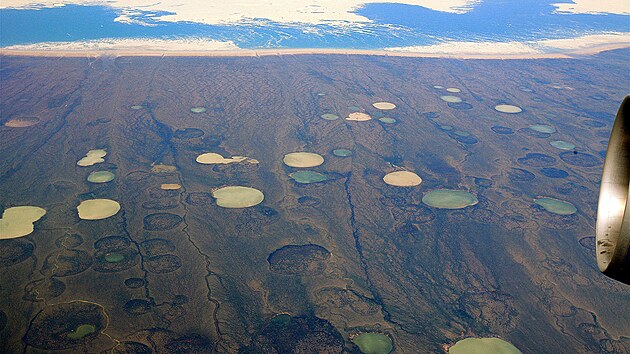 Hudsonv zliv v roce 2008. Na leteckm snmku jsou vidt jezera, kter se vytv v tajcm permafrostu.