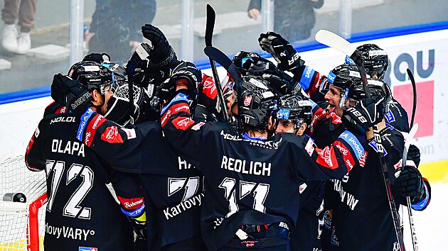 Hr��i Karlov�ch Var� oslavuj� vyhran� utk�n�.