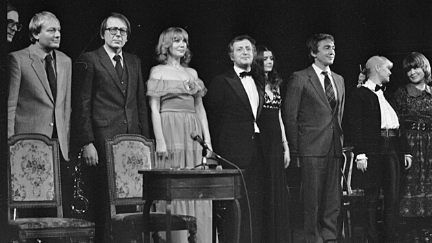 Zleva Ludk Sobota, Miloslav imek, Zuzana Burinov, Pavel Bobek, Milue Vobornkov, Ji Krampol,Valerie imrov a Urula Klukov v divadle Semafor. (1983)