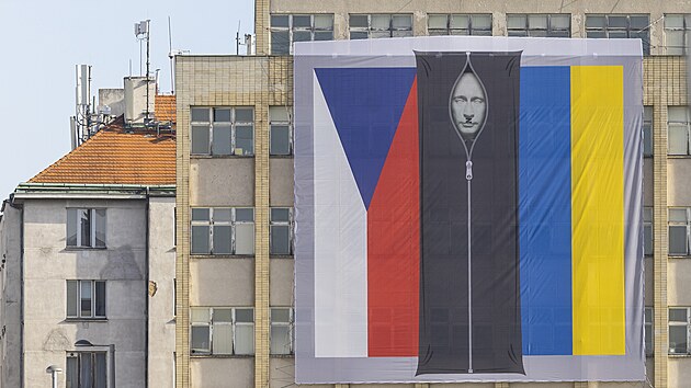 Na vnitru visí vlajky ČR a Ukrajiny s podobiznou Putina ve vaku na mrtvoly  | Domov | Lidovky.cz