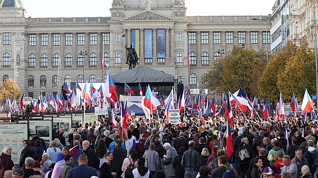 Lid na Vclavskm nmst demonstruj za odvoln vldy premira Petra Fialy. (28. jna 2022)