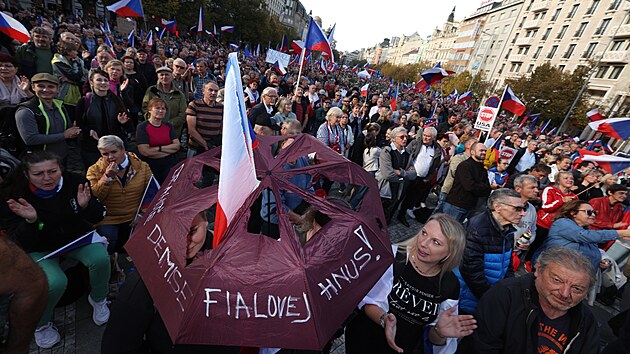 Lid na Vclavskm nmst demonstruj za odvoln vldy premira Petra Fialy. (28. jna 2022)