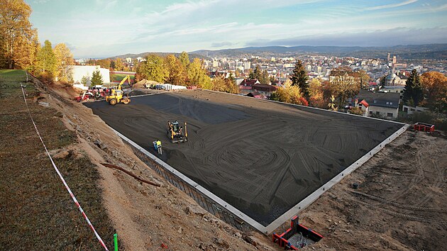 Za sportovn�m are�lem St�elnice v Jablonci nad Nisou roste nafukovac� hala, kter� bude skr�vat fotbalov� h�i�t� s modern�m um�l�m povrchem.