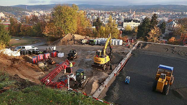 Za sportovn�m are�lem St�elnice v Jablonci nad Nisou roste nafukovac� hala, kter� bude skr�vat fotbalov� h�i�t� s modern�m um�l�m povrchem.