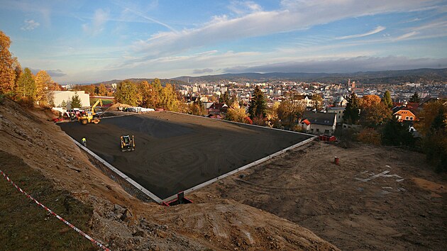 Za sportovn�m are�lem St�elnice v Jablonci nad Nisou roste nafukovac� hala, kter� bude skr�vat fotbalov� h�i�t� s modern�m um�l�m povrchem.