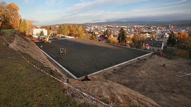 Za sportovnm arelem Stelnice v Jablonci nad Nisou roste nafukovac hala, kter bude skrvat fotbalov hit s modernm umlm povrchem.