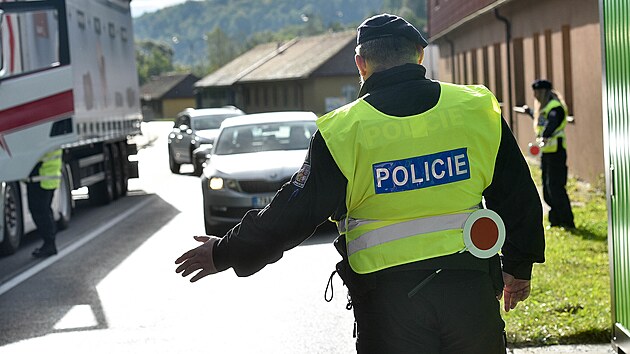 Policist kontroluj hranice se Slovenskem na silnicch, eleznicch i stezkch v lesch. (z 2022)