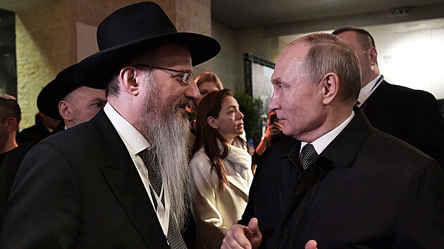 Vrchn rusk rabn Berel Lazar po boku ruskho prezidenta Vladimira Putina. (23. ledna 2021)