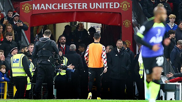 Fotbalista Manchesteru United Cristiano Ronaldo opout hit na stadionu Old Trafford ped koncem zpasu s Tottenhamem. Zstal jen nevyuitm nhradnkem.