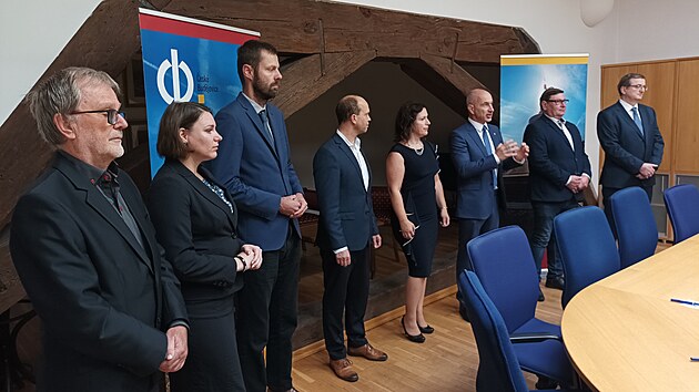 P�i podpisu koali�n� smlouvy se se�li zleva Svatom�r Ml�och (Pir�ti), Zuzana Kudl��kov� (Pir�ti), �imon Heller (Spole�n� pro Bud�jovice), Tom� Bouzek (Spole�n� pro Bud�jovice), Dagmar �kodov� Parmov� (ODS), Martin Kuba (ODS), Pavel Hroch (Jiho�e�i) a Martin Mar��k (Jiho�e�i).